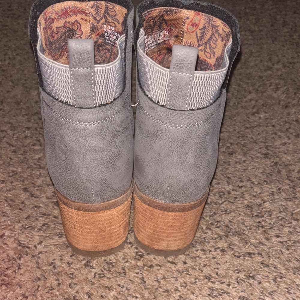 Korks by Kork-Ease Elsie Lug Sole Suede Heeled Booties Size 9.5 - Picture 5 of 8